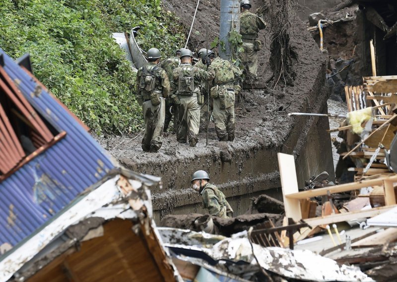 [FOTO] Najmanje troje poginulo, a više od 100 nestalih u klizištima nakon jakih kiša u Japanu
