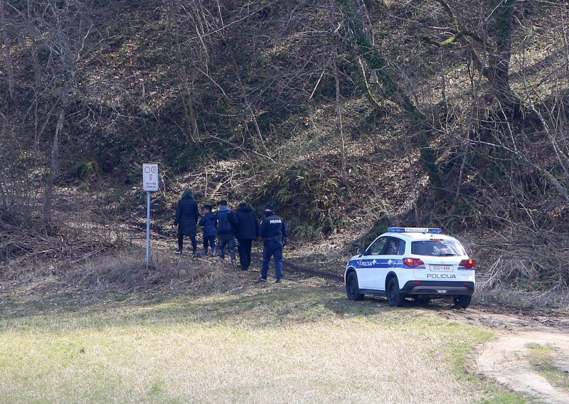 Kakav kaos kod Velike Gorice: U dva terenca prevozili migrante, zabili se u policijska vozila, ozlijedili policijsku vježbenicu pa sletjeli s ceste. Jedna osoba poginula