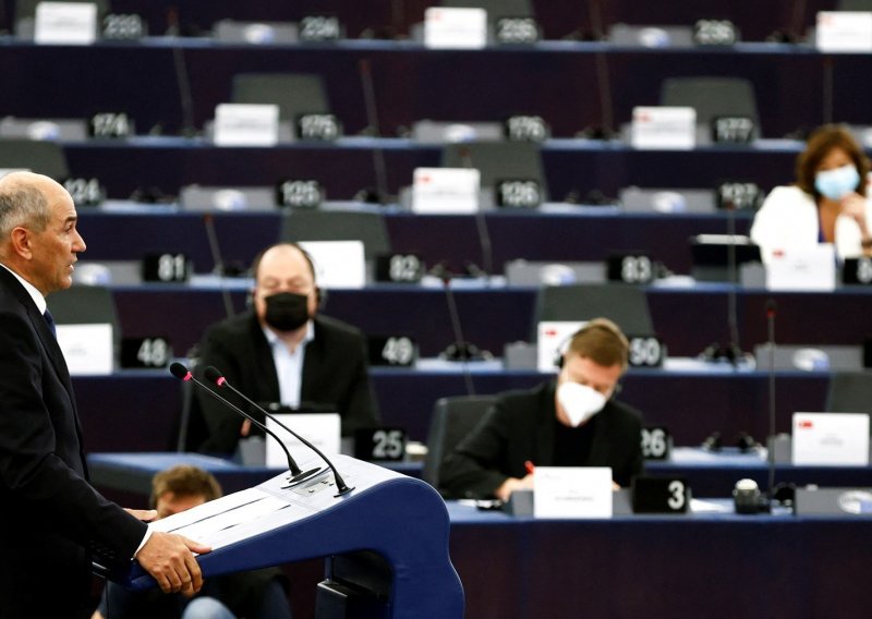 Janša pola sata pričao pred Europskim parlamentom pa odgovarao na neugodna pitanja