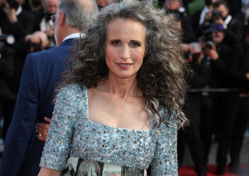 Glumica Andie MacDowell svoje sijede ponosno pokazala i na crvenom tepihu festivala u Cannesu