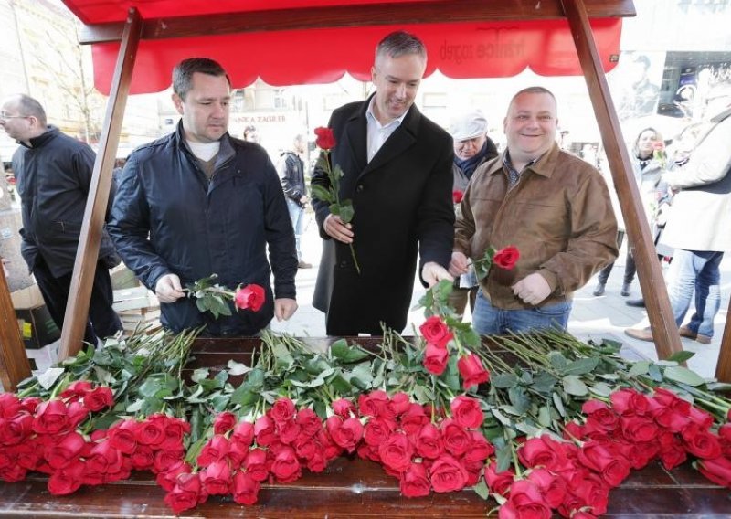 Hrvatski političari u natjecanju samohvalom i dijeljenjem ruža