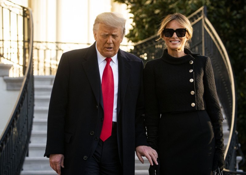 Kao da su u ZOO-u: Melania i Donald Trump jedu za ograđenim stolom dok ostali gosti zure, a pitanje je živi li Slovenka još uvijek s njim
