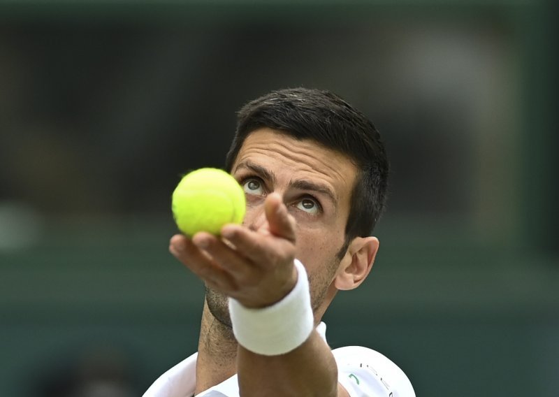 Novak Đoković izgleda nezaustavljivo! Na uvjerljiv način ušao je u svoje 10. polufinale Wimbledona te juri prema tituli 'najvećeg svih vremena'