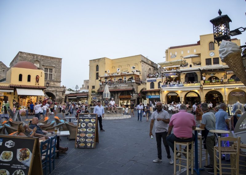 Grčka postrožuje epidemiološke mjere, necijepljenima zabranjen ulaz u zatvoreni dio restorana i kafića