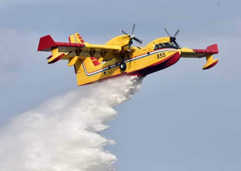 Požar kod Kistanja gasila i dva air tractora