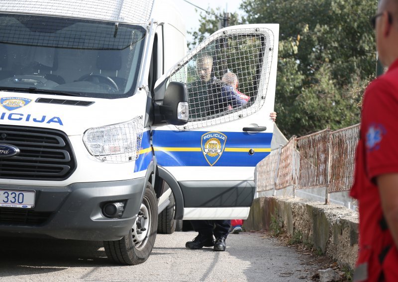 Nijemci koji su u autu ostavili dvoje zaključane djece i psa pušteni na slobodu bez ispitivanja?