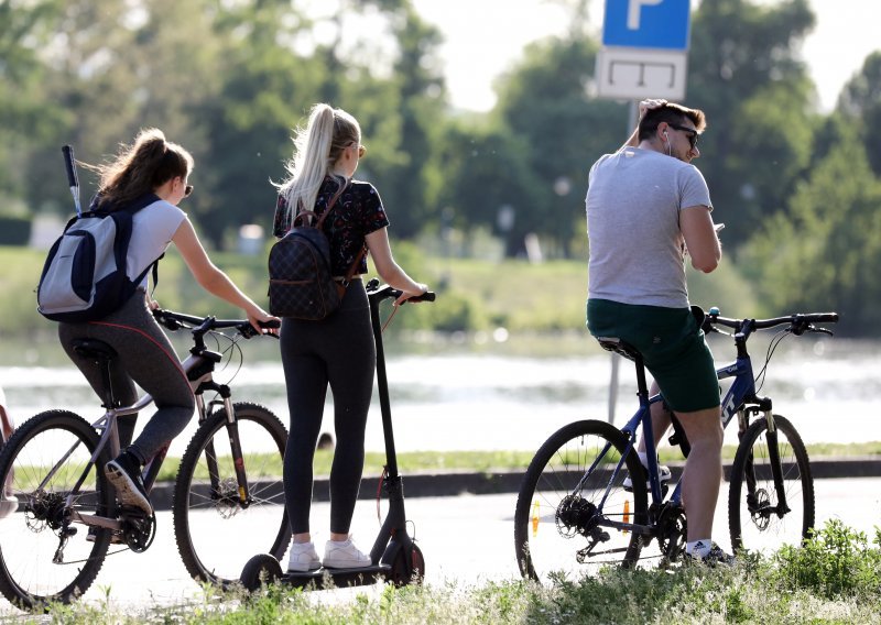 Konačno stiže kraj opasnoj vožnji električnih romobila među pješacima: Zakon će ih tretirati kao i bicikliste