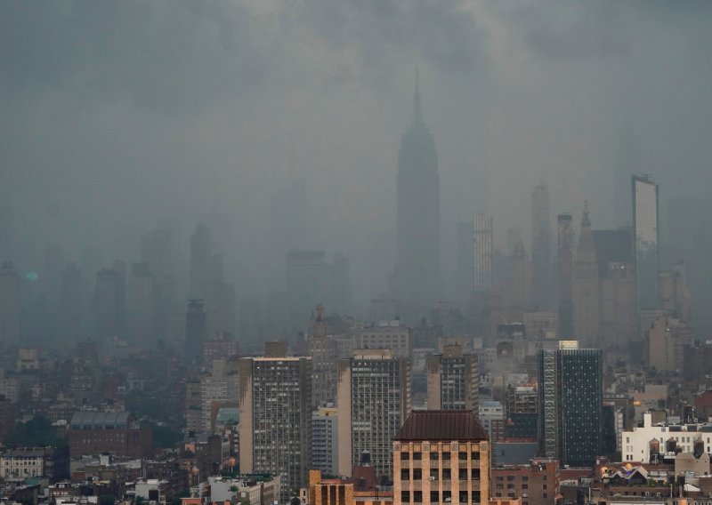 Obilne kiše paralizirale New York, podzemna željeznica pliva pod vodom, vozači zaglavljeni na cestama