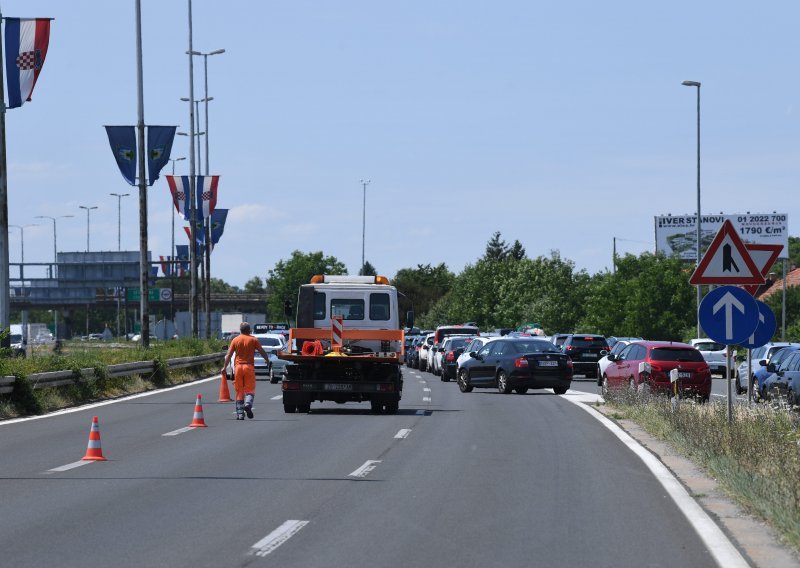 Promet pojačan na gradskim prometnicama i obilaznicama, iz HAK-a upozoravaju na vrućine, gužve i radove