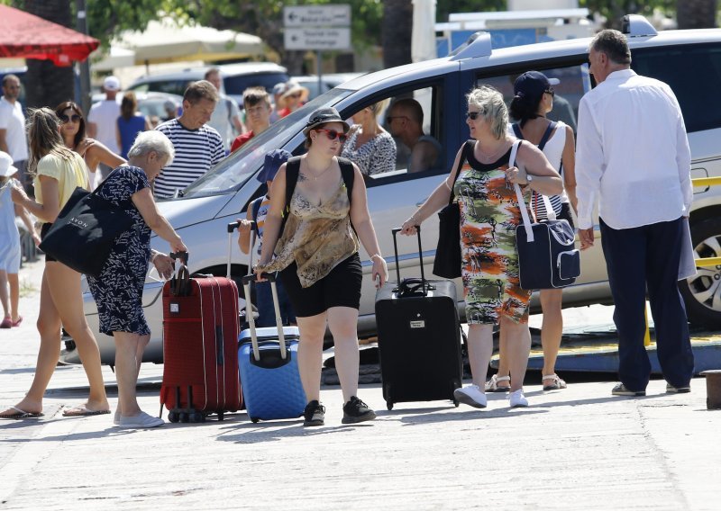 U Makarskoj vrhunac ljeta s gužvama u prometu, doznajte kakvo je stanje u prometu i s trajektnim linijama