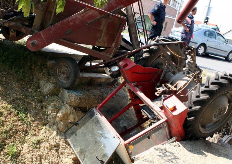 Vozač izgubio nadzor nad traktorom, podlegao ozljedama