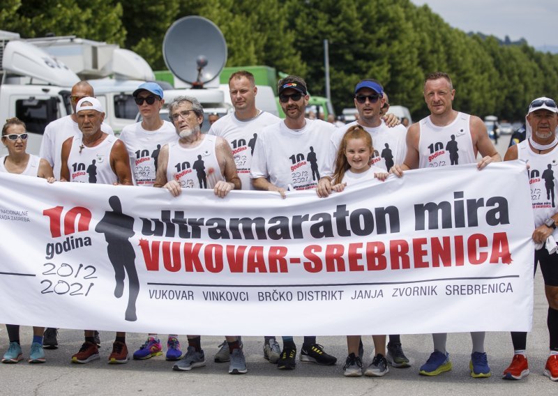 Ultramaratonci iz Vukovara stigli u Srebrenicu, pretrčali 227 kilometara u počast žrtvama