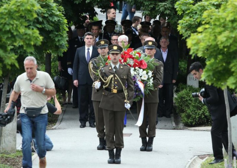 Gov't delegation lays wreaths to honor Homeland War soldiers ahead of EU entry