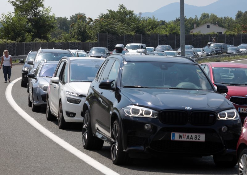 Višesatna čekanja: Umro čekajući na prelazak mađarsko-srbijanske granice