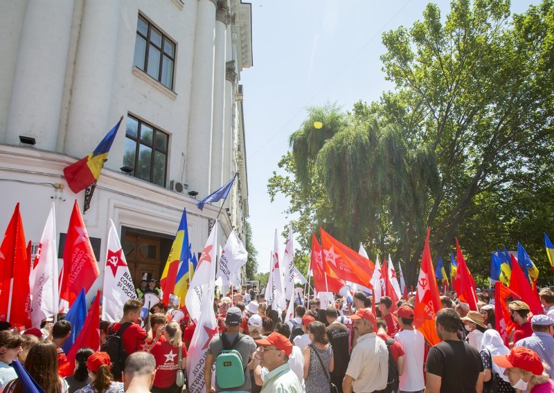 Moldavci biraju novi parlament, bitka se vodi između prozapadnih i proruskih kandidata