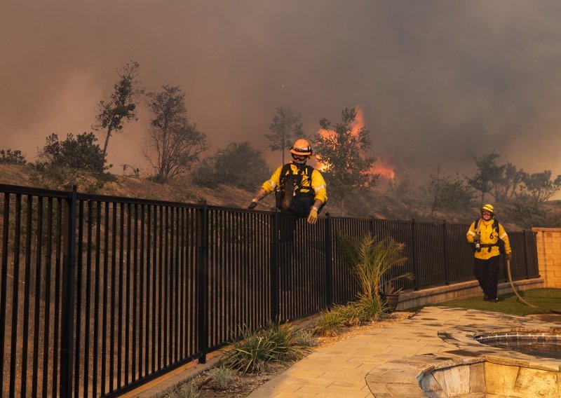 [FOTO] Požari bjesne na rekordno užarenom zapadu SAD-a, zabilježene stotine iznenadnih smrti