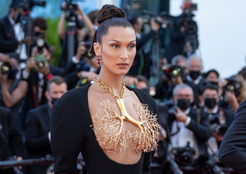 Poput grčke božice: Neobična zlatna ogrlica spriječila da Bella Hadid otkrije grudi na crvenom tepihu