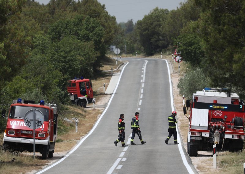 Požar na Srimi lokaliziran: Izgorjelo 10 hektara trave i borove šume