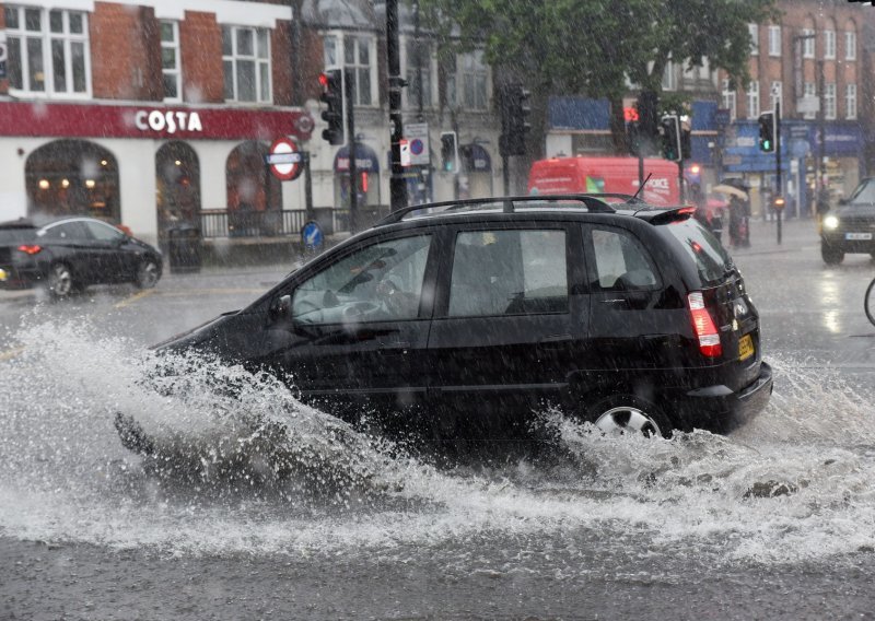 [FOTO/VIDEO] Oluja biblijskih razmjera pogodila London i jug Engleske