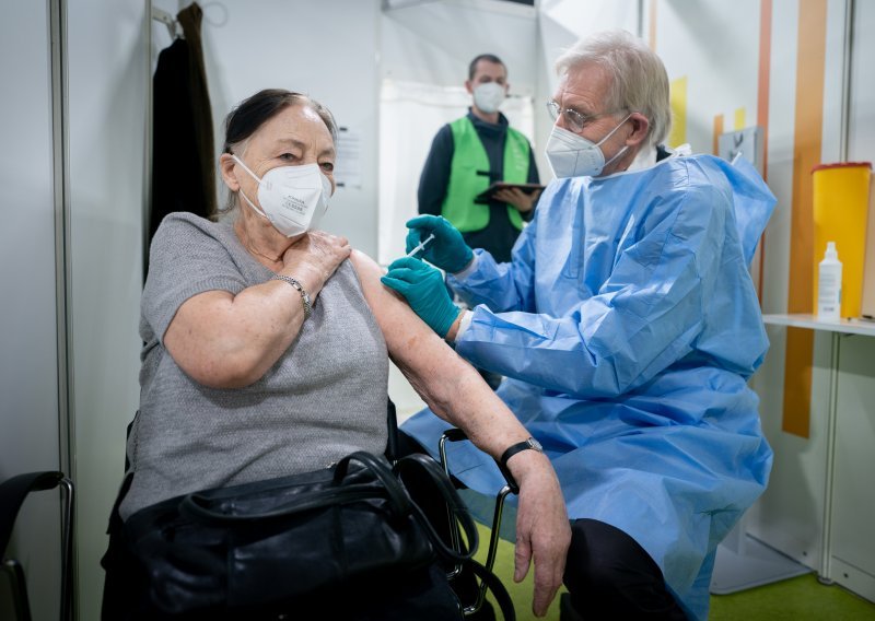 Cijepili smo samo 54 posto starijih od 80, stručnjaci najavljuju moguću povećanu smrtnost u sljedećem valu epidemije