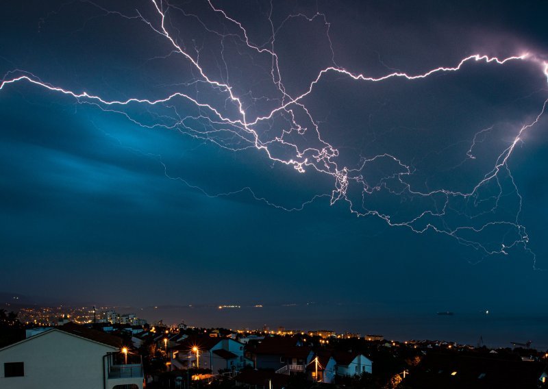 [FOTO] Nevrijeme zahvatilo dijelove Hrvatske; munje parale nebo nad Kvarnerom