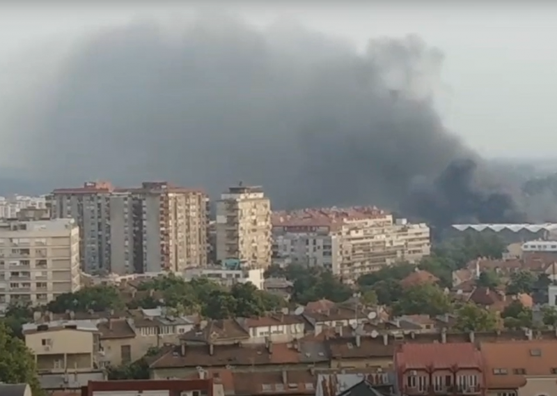 Strašan požar u Beogradu: Izgorjelo carinsko skladište, vatrogasci teškom mukom lokalizirali vatrenu stihiju
