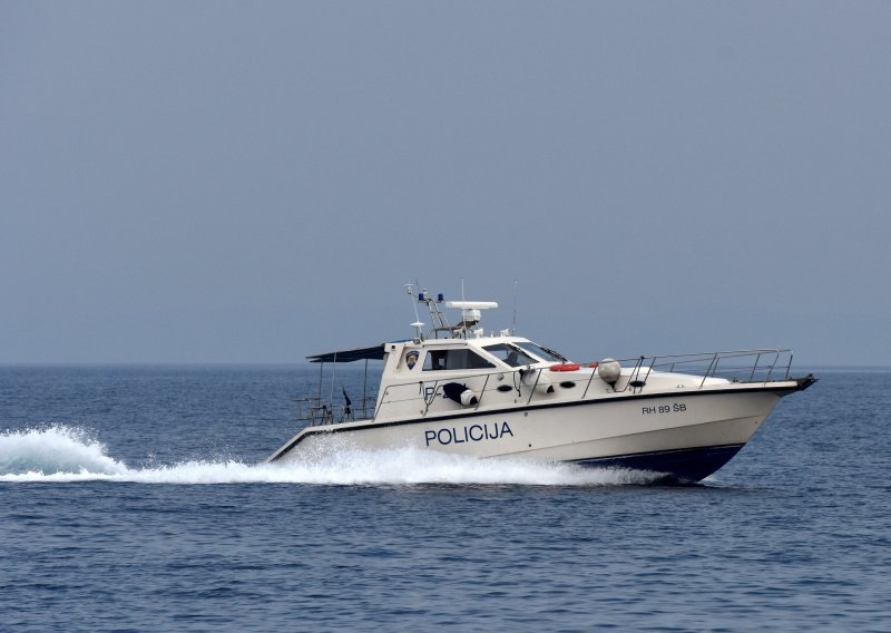 Albanska ribarica uhvaćena u nezakonitom ribolovu na krajnjem jugu Hrvatske; policija ih olakšala za 78 tisuća kuna