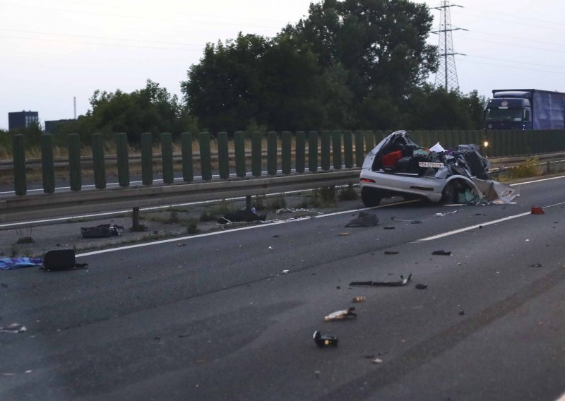 [FOTO] Poznati detalji teške prometne nesreće u Zagrebu. O užasu najbolje svjedoče fotografije prepolovljenog automobila