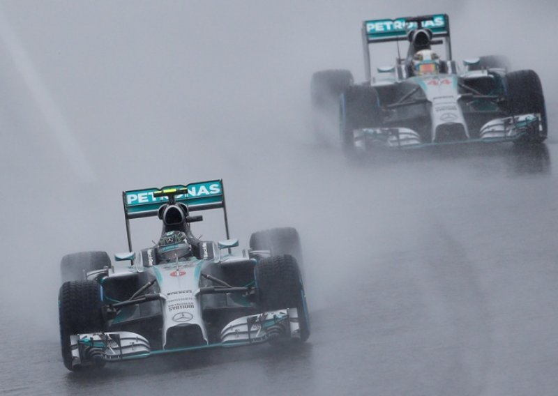Rosbergu 'pole position', odmah iza njega Hamilton