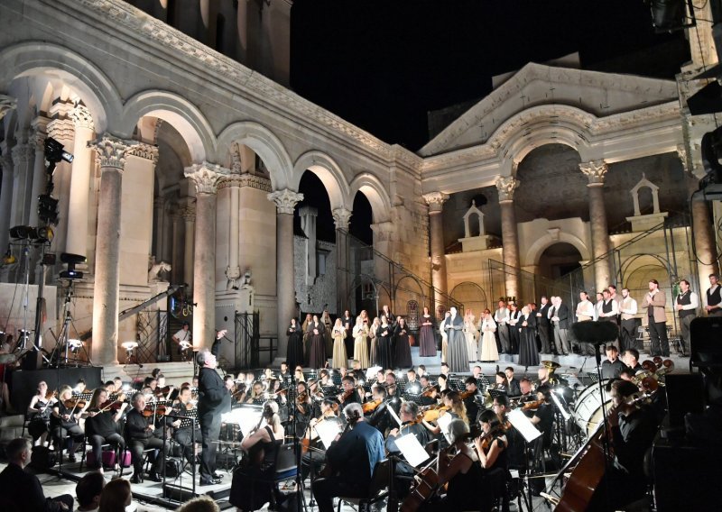 [FOTO] Svečanost na Peristilu: Premijerom opere 'Cavalleria rusticana' otvoreno 67. Splitsko ljeto