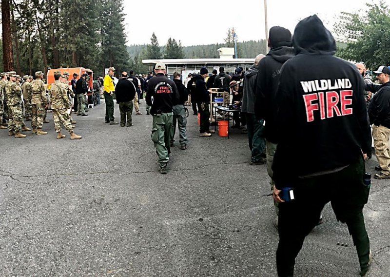 [FOTO] Vatra guta kuće: Stotine stanovnika Oregona pobjeglo iz domova