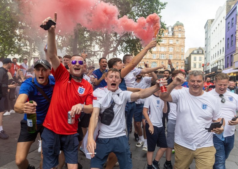 Nakon ovih stravičnih podataka cijela se zemlja srami; kad Engleska izgubi, raste nasilje u kući...