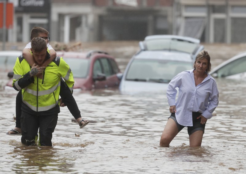 Broj mrtvih u Belgiji porastao na 23, ljudi i dalje na krovovima