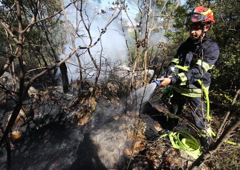 Požar na otoku Lavdari pod kontrolom, evakuirano 50-tak osoba