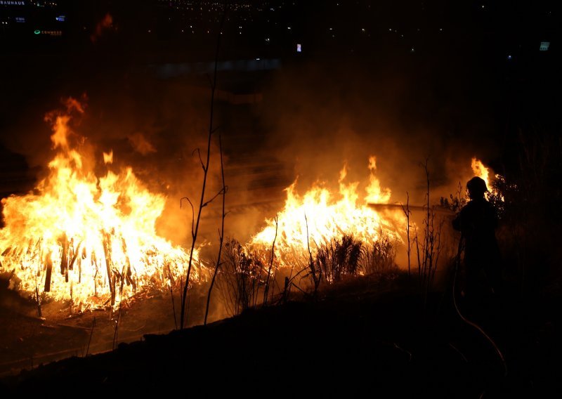 Brač u plamenu: Požari na nekoliko mjesta nakon udara groma