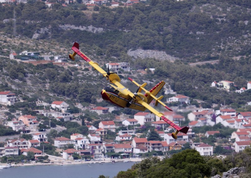 Požar u Braču još nije pod kontrolom, u gašenje se uključila i dva kanadera