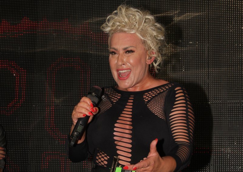 Indira Levak objavila fotku s puta, svu pažnju privukli njezin dekolte i frizura: '6 ujutro, a osmijeh od uha do uha'