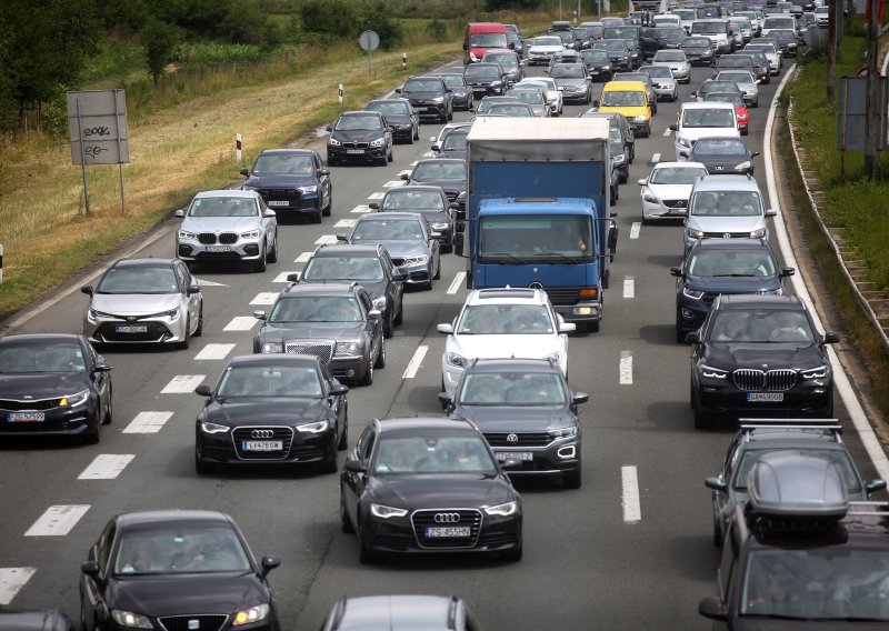 Problemi u prometu: Jak vjetar, prometna nesreća, gužve, mokri kolnici