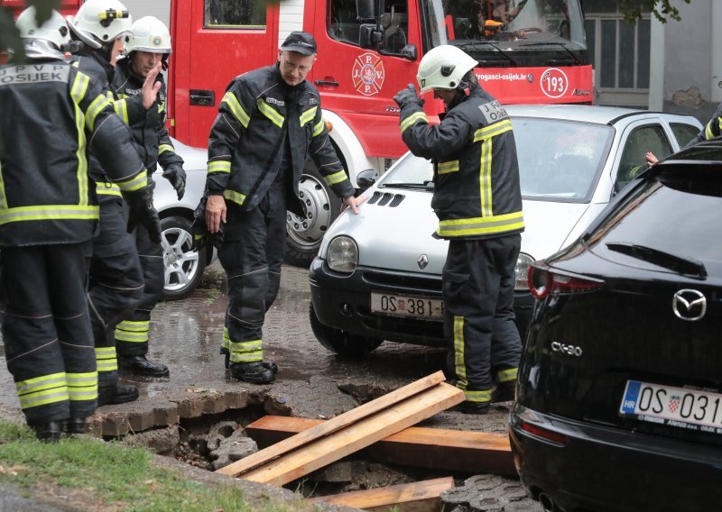 [FOTO] Brojne intervencije vatrogasaca nakon nevremena u Slavoniji, za danas izdan crveni alarm, moguće poplave