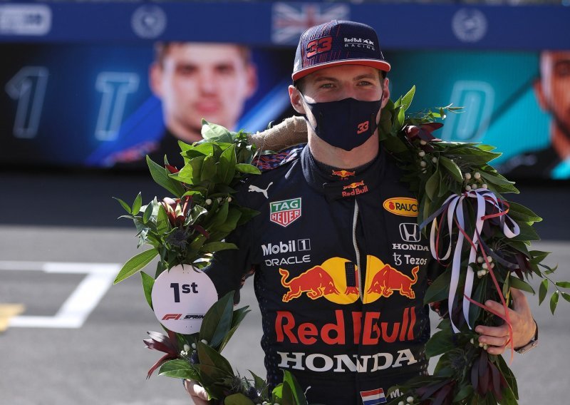 Max Verstappen ispisao povijest Formule 1; uvijek će biti upisan kao prvi pobjednik 'sprint utrke', a već u prvom krugu prestigao je Lewisa Hamiltona