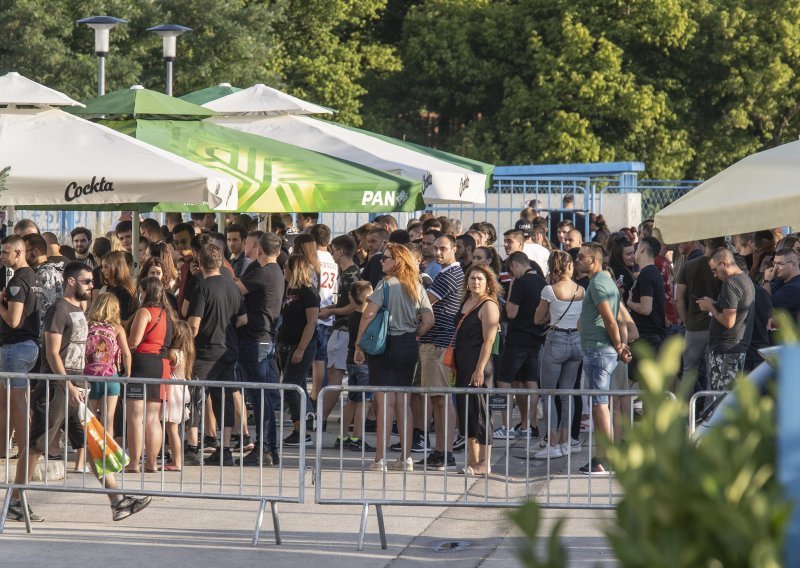 [FOTO] Uoči Thompsonovog koncerta u Sinju neki su testirani pozitivno: Organizator zabranio ulazak novinarima i fotoreporterima