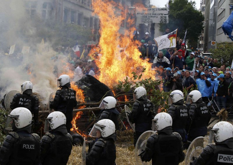 Veliki prosvjed mljekara u Bruxellesu