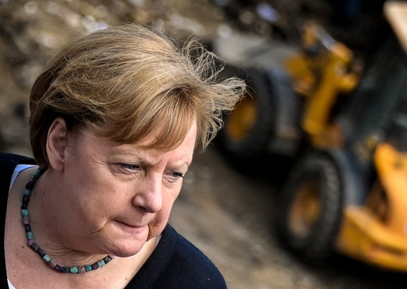 [FOTO] Angela Merkel obišla poplavljena područja, njezin izraz lica govori sve: 'Nema riječi koje bi opisale ovu devastaciju'