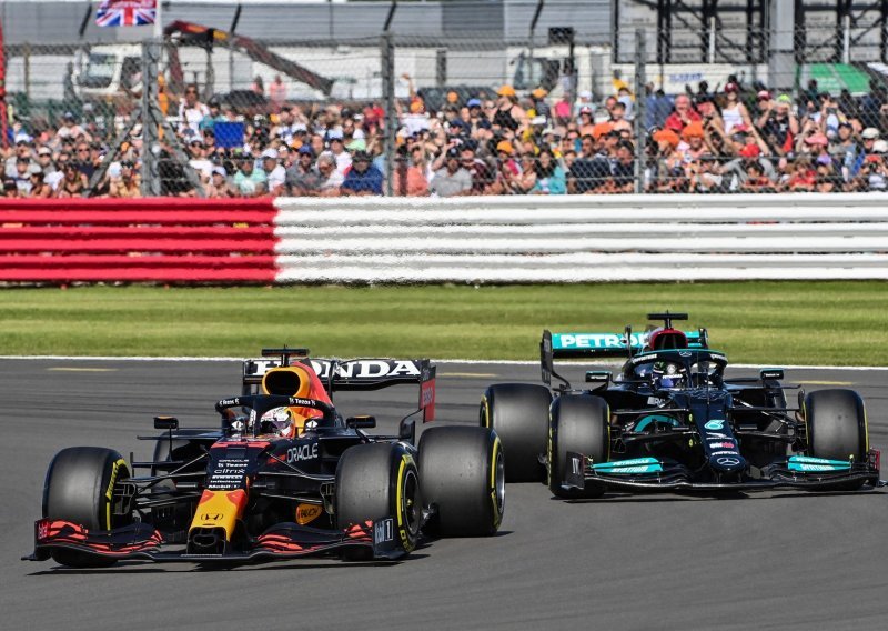 [VIDEO] Totalni kaos na samom startu utrke u Silverstoneu; Lewis Hamilton izgurao Maxa Verstappena sa staze