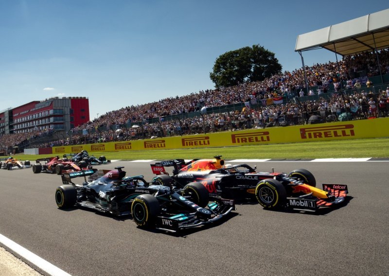 [FOTO] Lewis Hamilton u prvom krugu sa staze izbacio Maxa Verstappena; dobio je za to samo 10 sekundi kazne, a onda slavio na svom Silverstoneu
