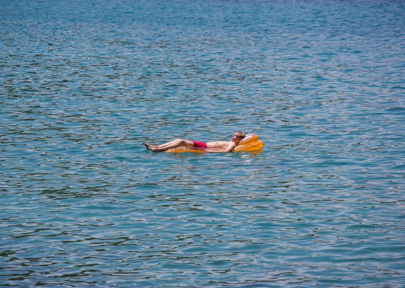 Četiri osobe spašene u Velebitskom kanalu: Strani turist se utapao, jedan zbog jake bure zaglavio na luftiću