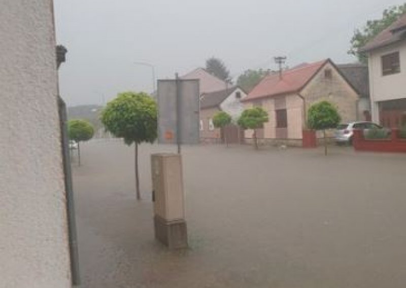 Nakon Našica, na red došla i Županja: Ulice su pod vodom kao u Veneciji