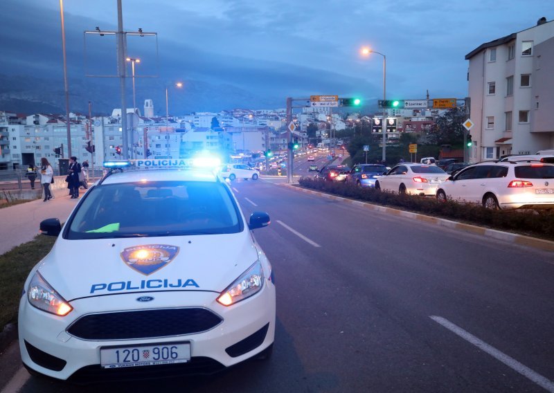 Dvojica turista skakala po službenom vozilu dok je policajac regulirao promet u Splitu