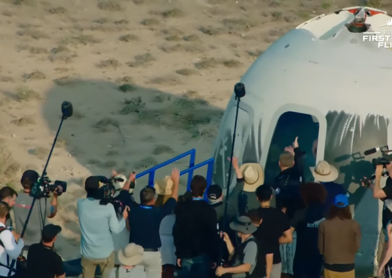 [FOTO/VIDEO] Osnivač Amazona Jeff Bezos uspješno je odletio u svemir - i vratio se na Zemlju