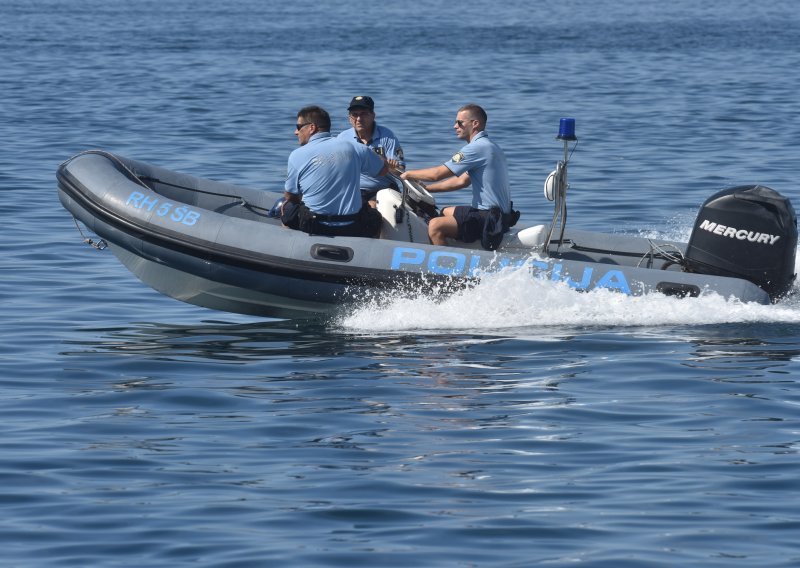 U sudaru dvaju vodenih skutera u Kaštelima ozlijeđene dvije osobe